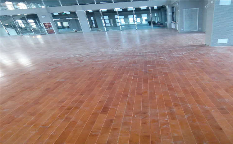 怎么才能让篮球馆运动木地板变亮？
