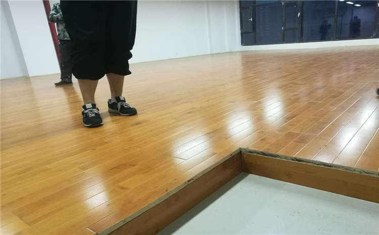 橡胶木体育运动地板翻新施工