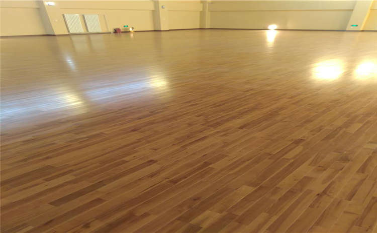 专业的乒乓球馆木地板翻新施工