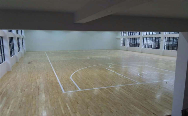 橡胶木木地板篮球馆怎么翻新？