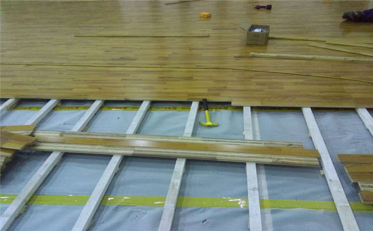学校木地板篮球场一般多少钱？