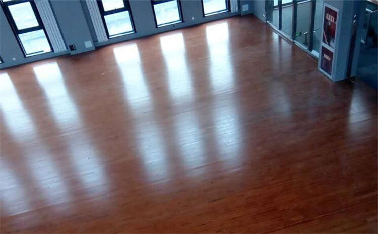 如何处理实木运动地板的色差问题？