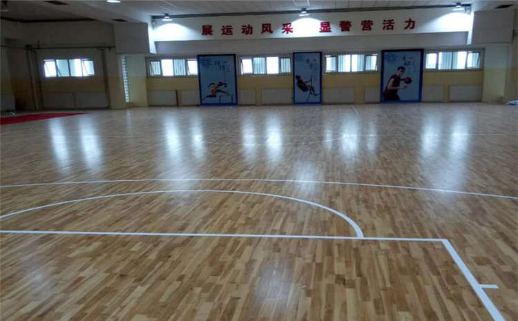 五角枫篮球场木地板怎么翻新？