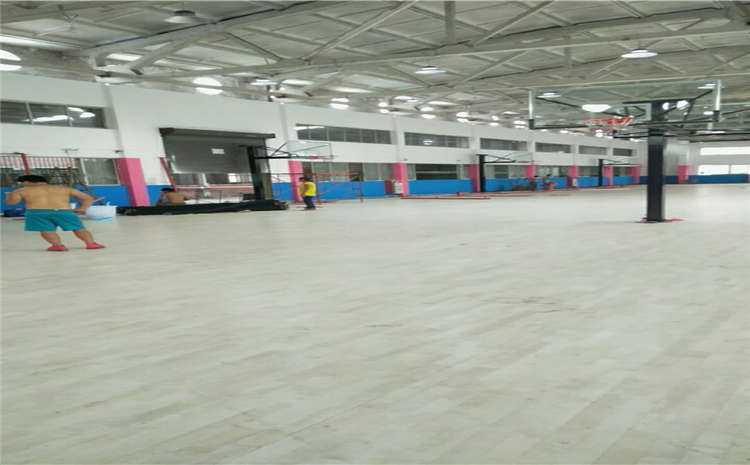 专业的木地板篮球馆多少钱一平米？