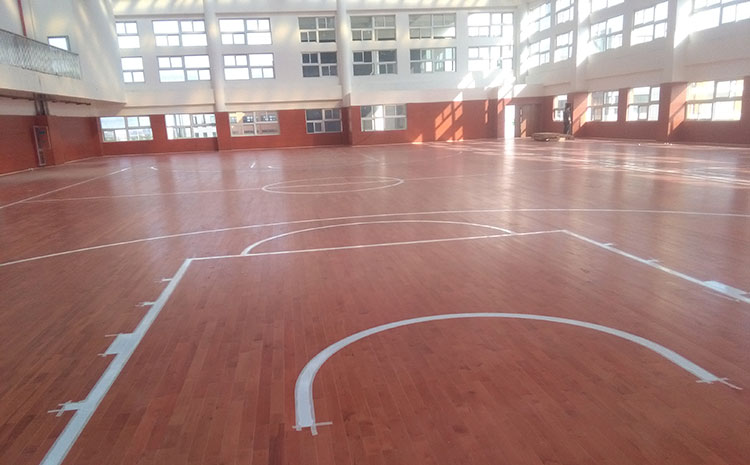 篮球场馆为什么得铺枫木篮球地板？