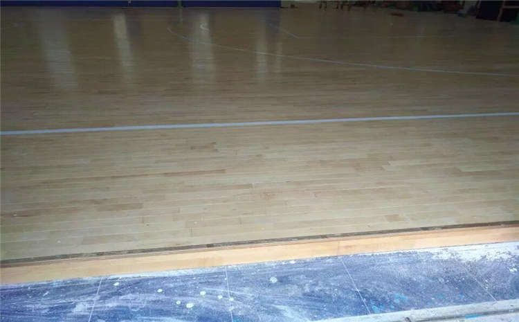 室内篮球场为何使用体育运动木地板？