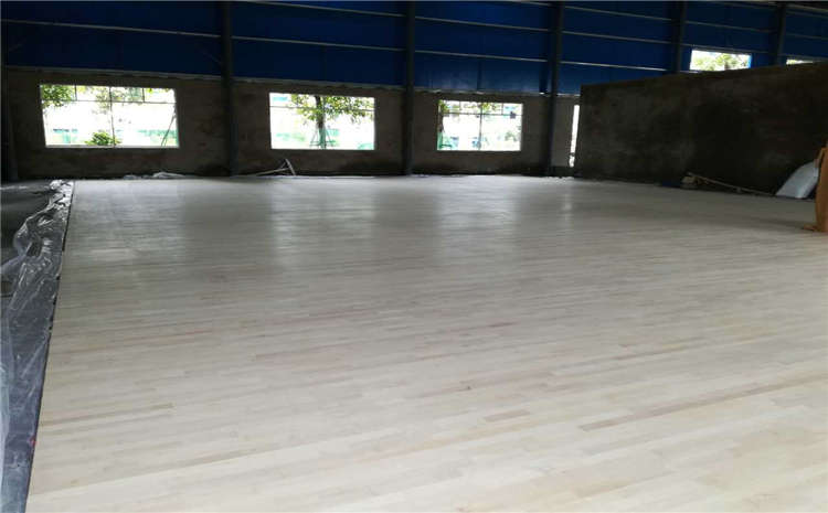 橡胶木木地板篮球馆怎么翻新？