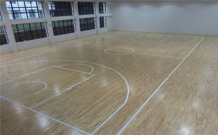 俄勒冈松篮球场地木地板怎么翻新