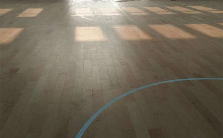 羽毛球馆铺实木运动地板还是PVC塑胶地板？哪种更划