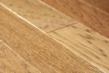 室内实木运动地板伸缩缝清理