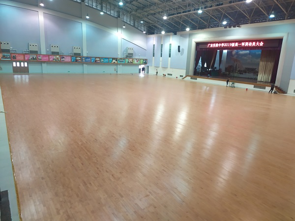 广东实验中学枫木双层龙骨木地板施工案例